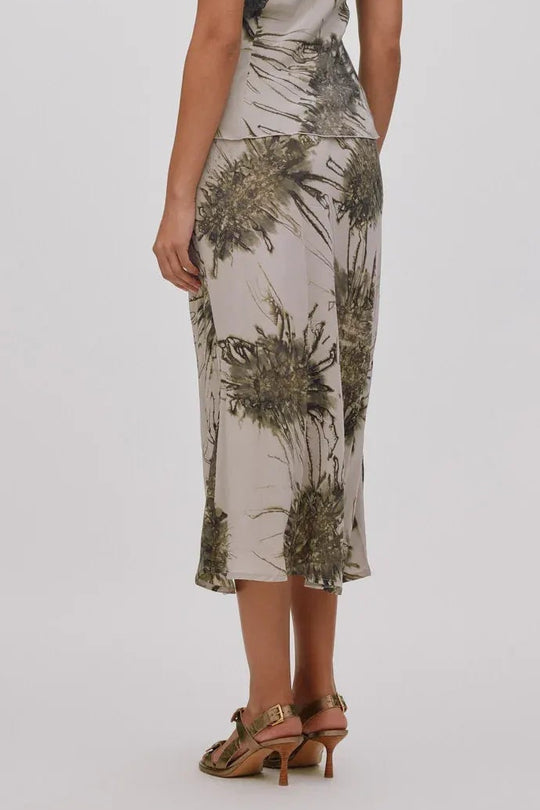 Rabens Saloner Elmi Sea Urchin Crop Bias Skirt i Grey Combo – håndfarvet lang nederdel i viskose med bias-snit og elastisk talje.