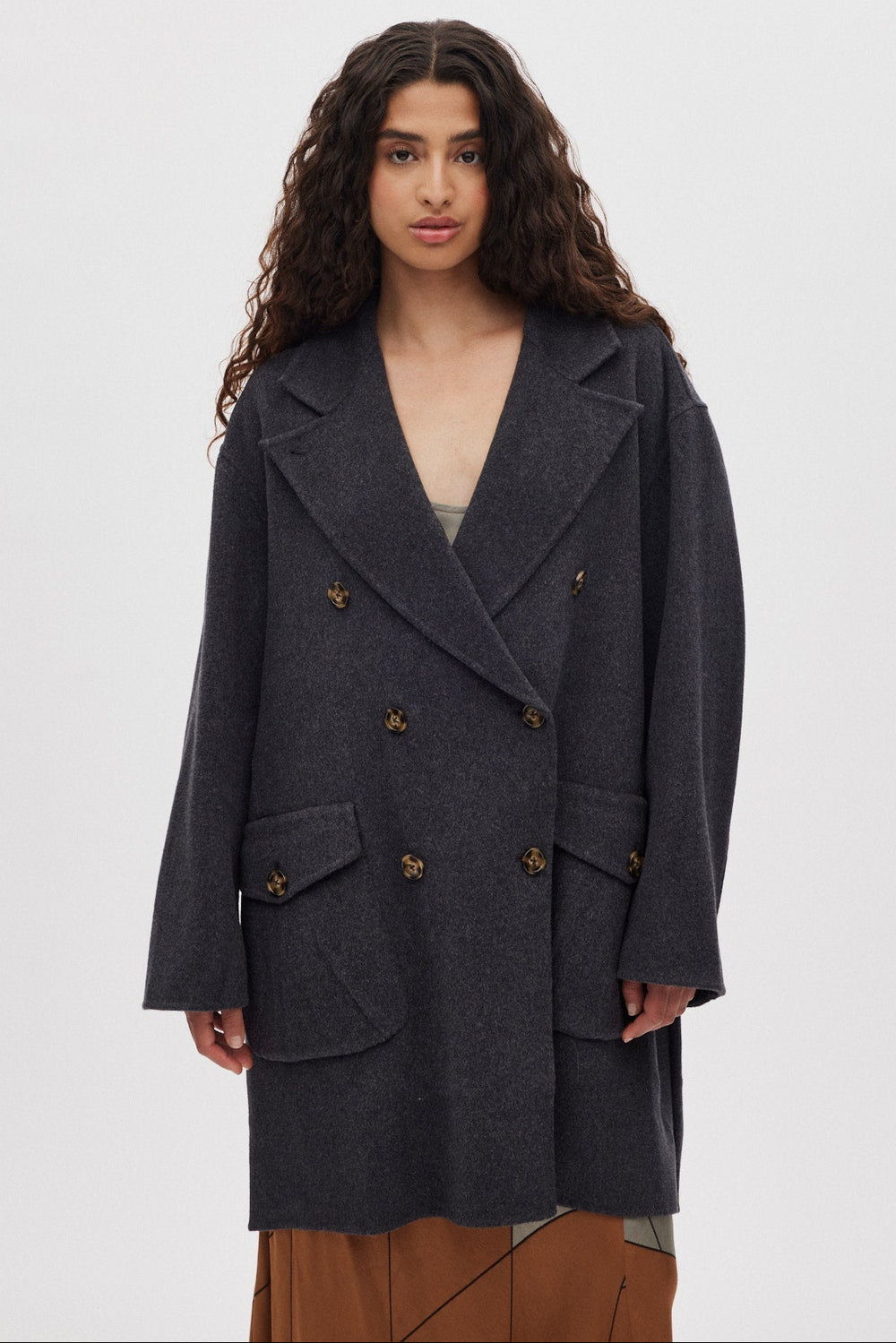 Rabens Saloner Leanna Double Felt Wool frakke i mørkegrå melange stylet på model