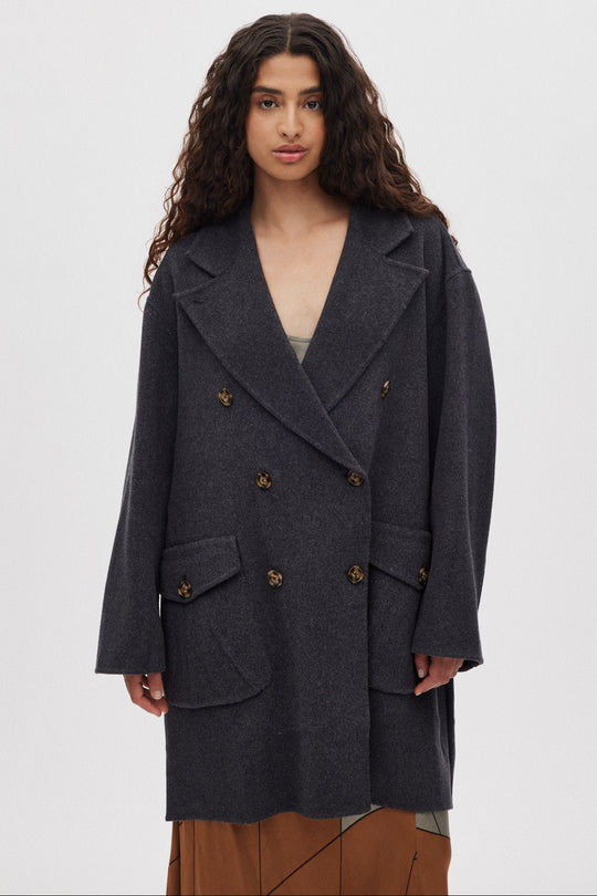 Rabens Saloner Leanna Double Felt Wool frakke i mørkegrå melange stylet på model