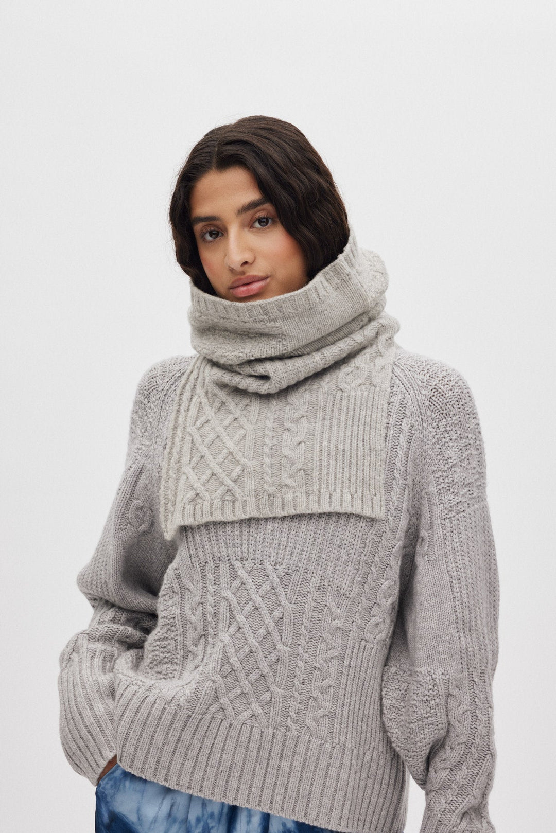 Rabens Saloner Tamy Patchwork Knit halsedisse i lysegrå melange set forfra