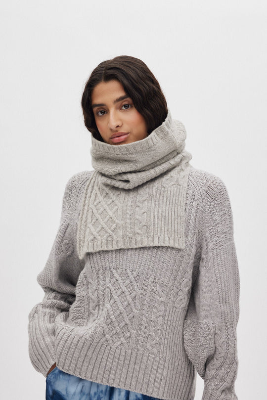 Rabens Saloner Tamy Patchwork Knit halsedisse i lysegrå melange set forfra
