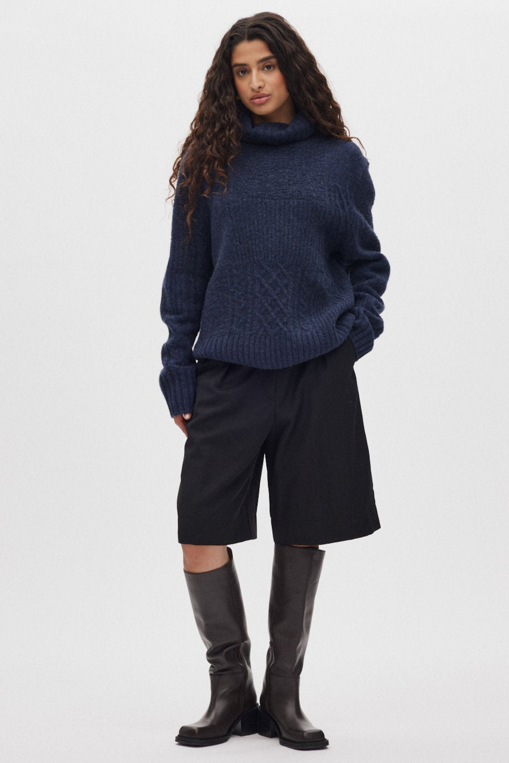 Rabens Saloner Anli Patchwork Knit sweater i indigo set forfra