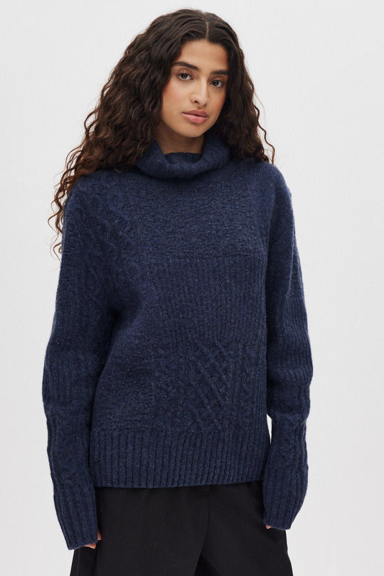 Rabens Saloner Anli Patchwork Knit sweater i indigo stylet på model