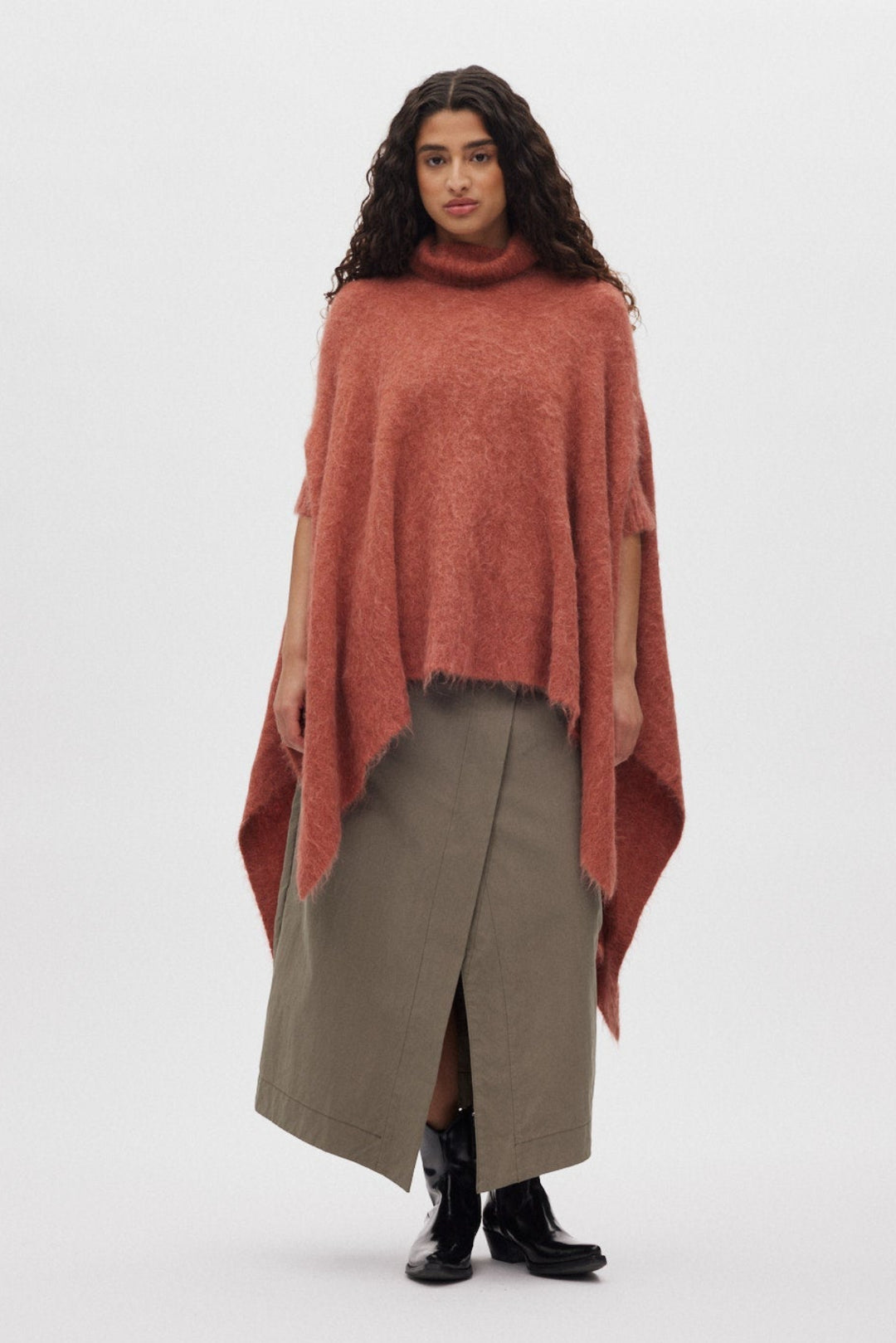 Rabens Saloner Dede Fluffy Knit poncho i redwood set forfra