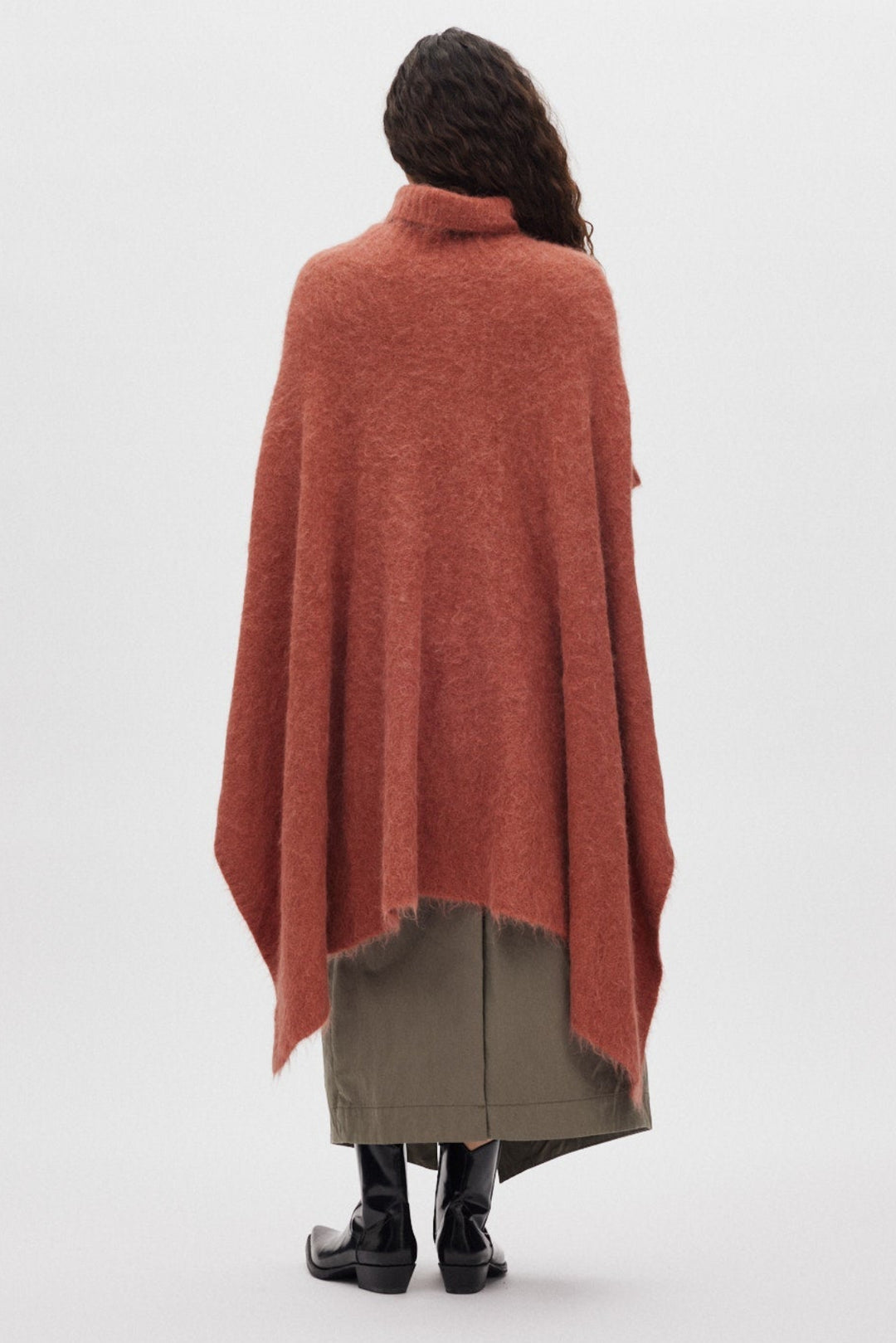 Rabens Saloner Dede Fluffy Knit poncho i redwood set fra siden