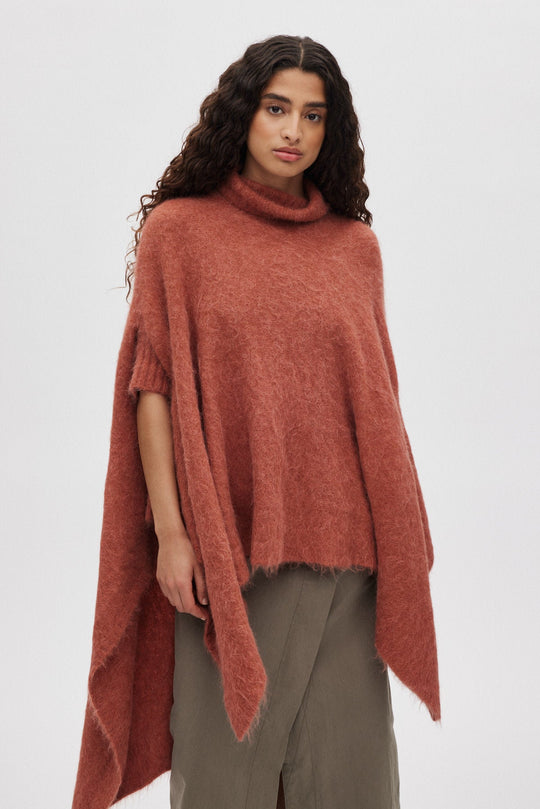 Rabens Saloner Dede Fluffy Knit poncho i redwood stylet på model