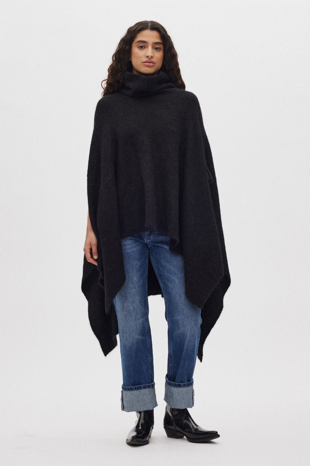Rabens Saloner Dede Fluffy Knit poncho i sort set forfra