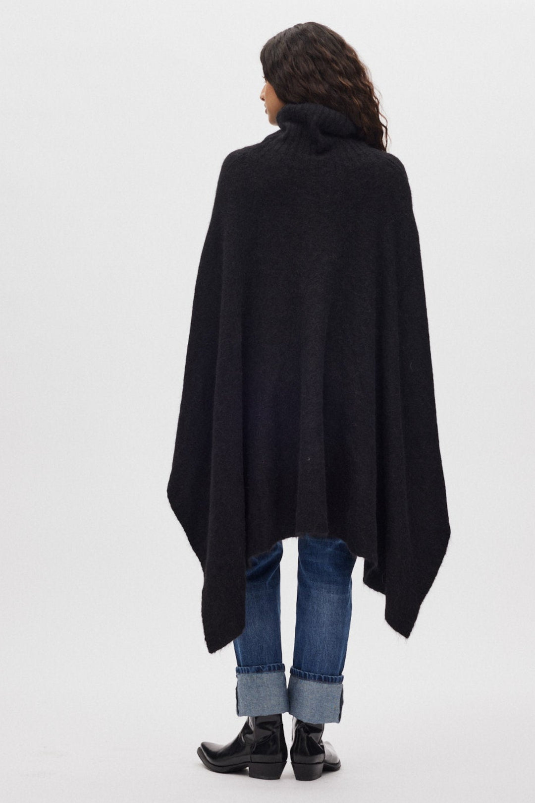 Rabens Saloner Dede Fluffy Knit poncho i sort set fra siden