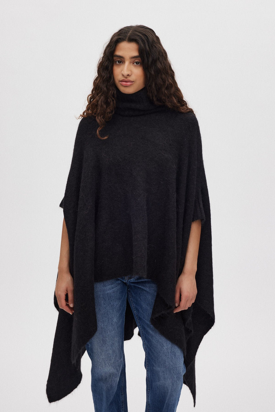 Rabens Saloner Dede Fluffy Knit poncho i sort stylet på model