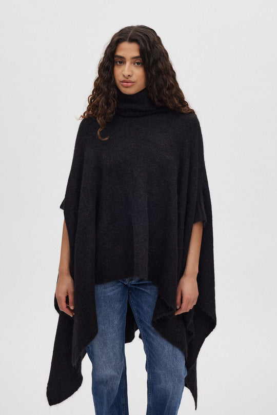 Rabens Saloner Dede Fluffy Knit poncho i sort stylet på model