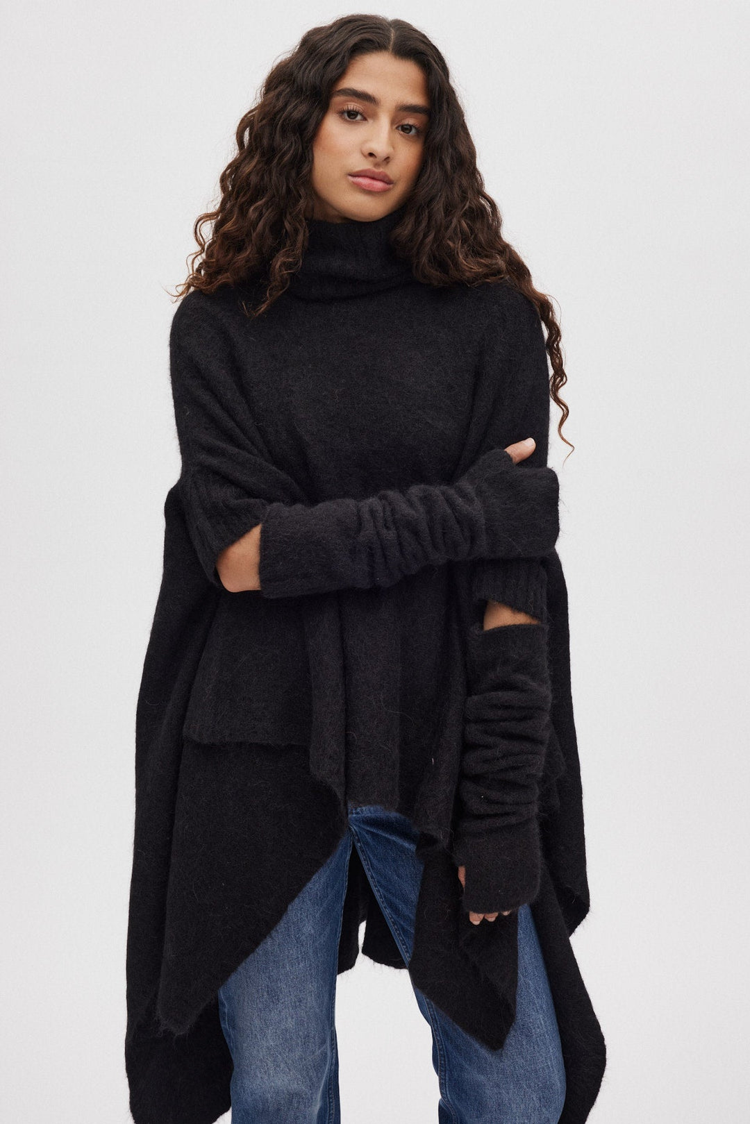 Rabens Saloner Dede Fluffy Knit poncho i sort set bagfra