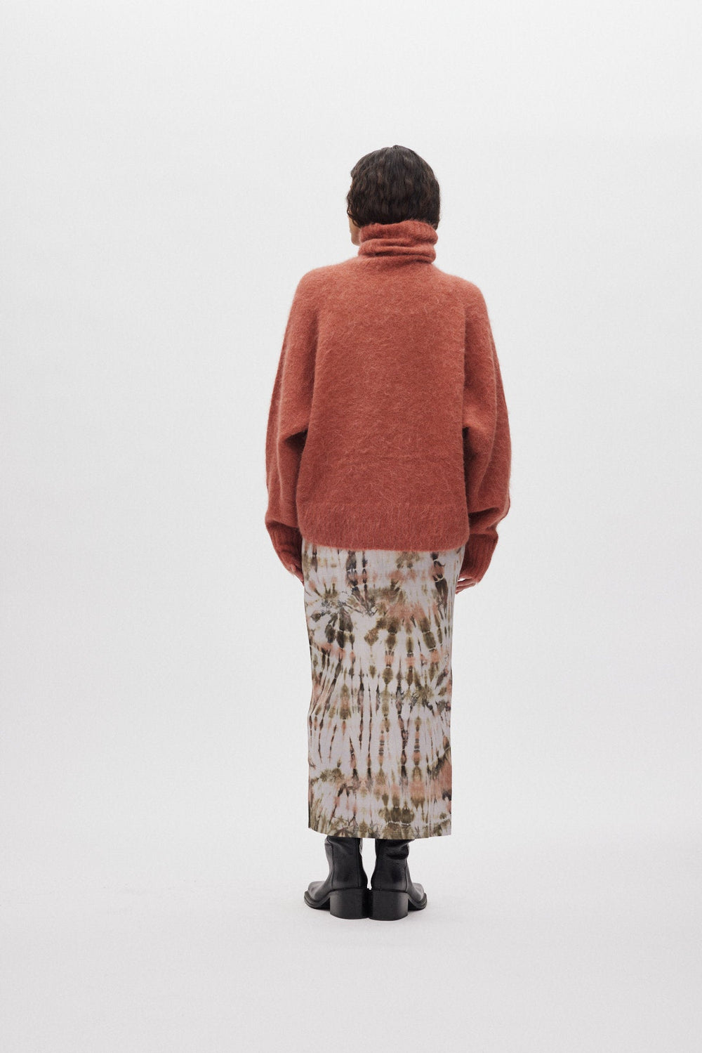 Rabens Saloner Mabeka Fluffy Knit sweater i redwood stylet på model