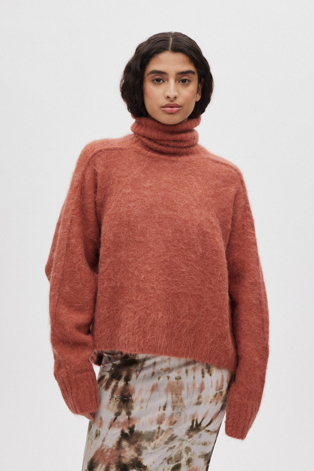 Rabens Saloner Mabeka Fluffy Knit sweater i redwood set forfra