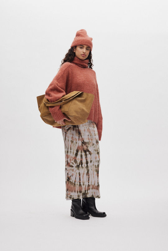 Rabens Saloner Mabeka Fluffy Knit sweater i redwood set bagfra