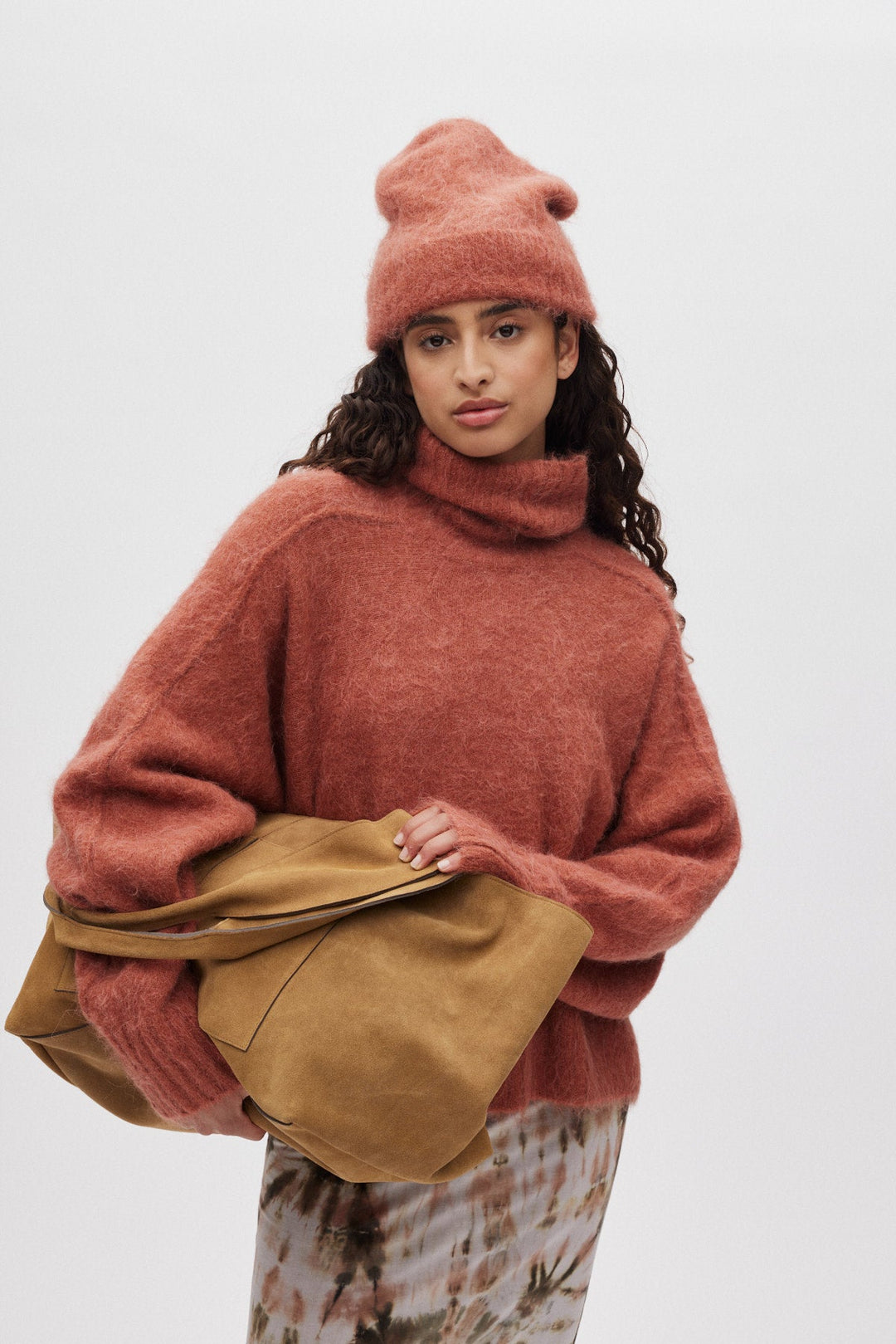 Rabens Saloner Mabeka Fluffy Knit sweater i redwood set fra siden