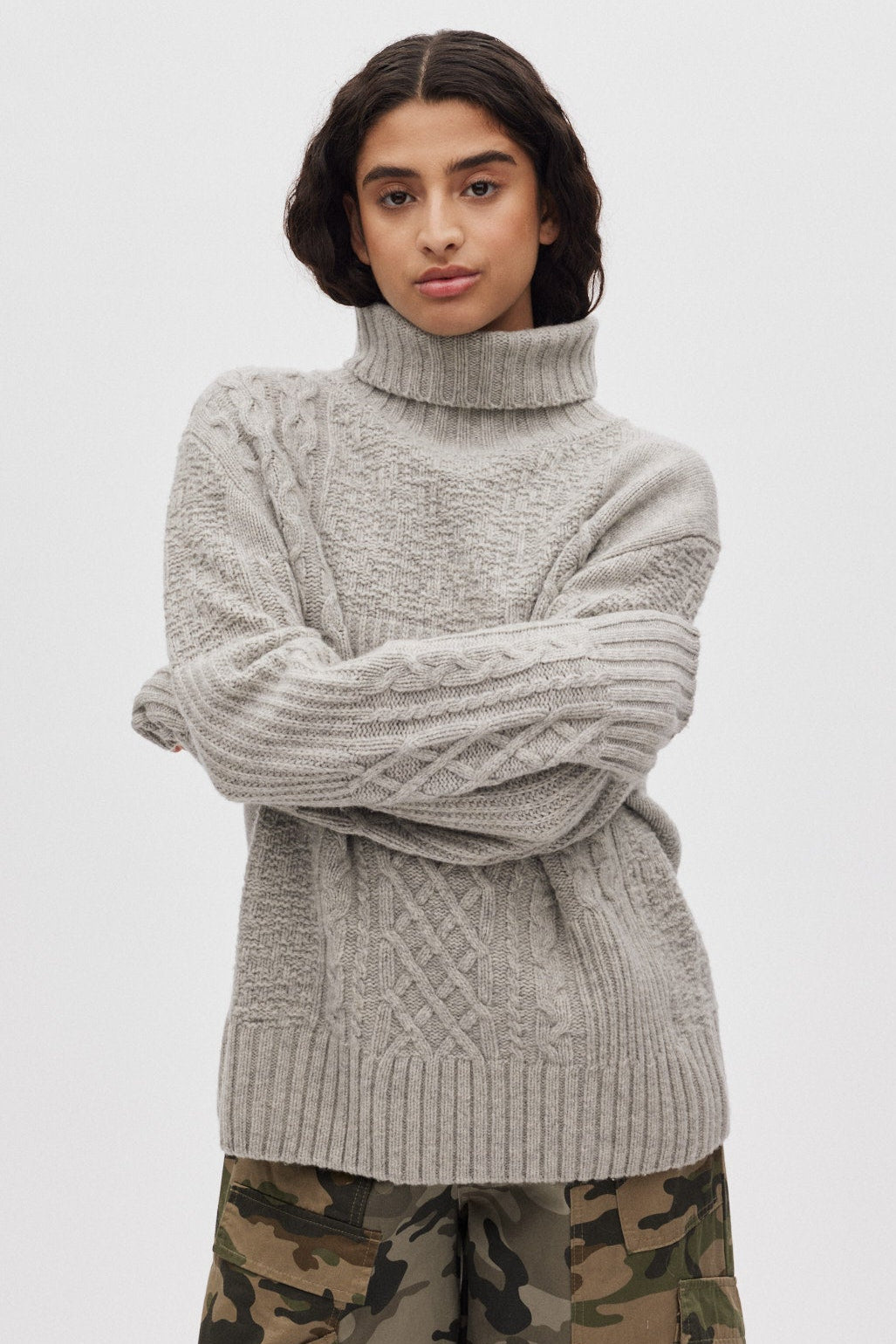 Rabens Saloner Anli Patchwork Knit sweater i lysegrå melange stylet på model