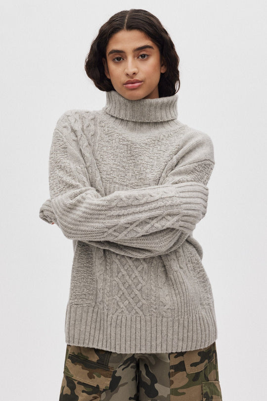Rabens Saloner Anli Patchwork Knit sweater i lysegrå melange stylet på model