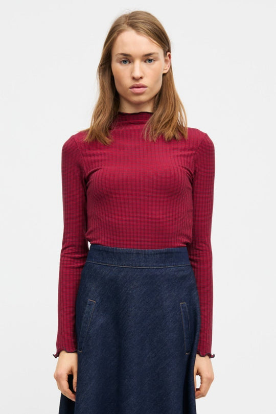 Mads Nørgaard 5x5 Stripe Trutte Tee LS i Parisian Night/High Risk Red. Ribstrikket langærmet t-shirt i EcoVero viskose. 