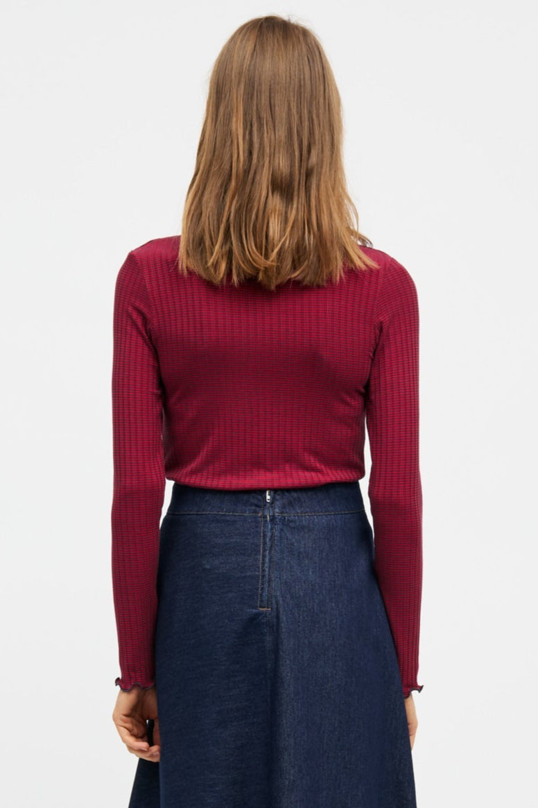 Mads Nørgaard 5x5 Stripe Trutte Tee LS i Parisian Night/High Risk Red. Ribstrikket langærmet t-shirt i EcoVero viskose. 