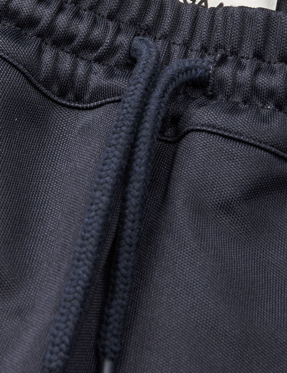 Mads Nørgaard Pique Sport Kayla Skirt i Parisian Night. A-formet basket nederdel i 100 % polyester med snøre i taljen og piping-detaljer. Stilfuld og komfortabel. 