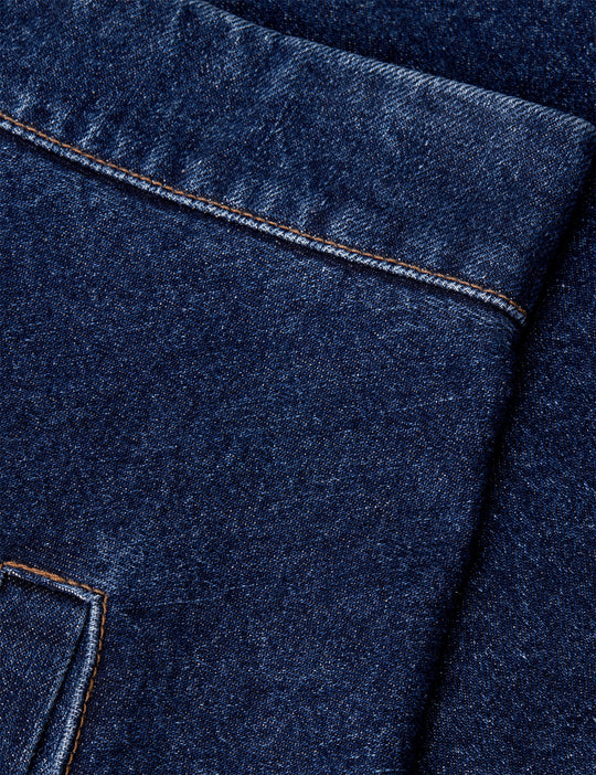 Mads Nørgaard Luke Denim Stelly Skirt i mid blue denim med høj talje, A-formet silhuet og lynlås bagpå.
