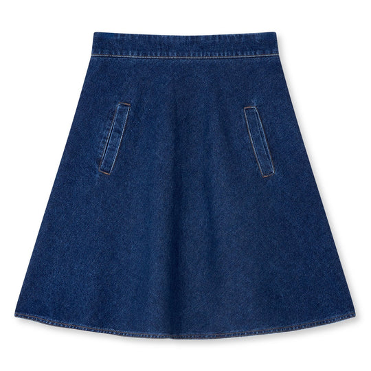Mads Nørgaard Luke Denim Stelly Skirt i mid blue denim med høj talje, A-formet silhuet og lynlås bagpå.
