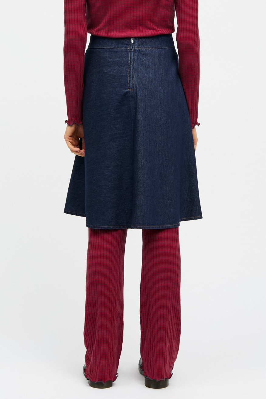 Mads Nørgaard Luke Denim Stelly Skirt i mid blue denim med høj talje, A-formet silhuet og lynlås bagpå.
