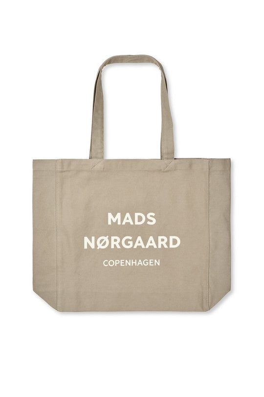 Beige Mads Nørgaard Recycled Boutique Athene Bag i 100% genanvendt bomuld med rummeligt hovedrum og lange hanke. 