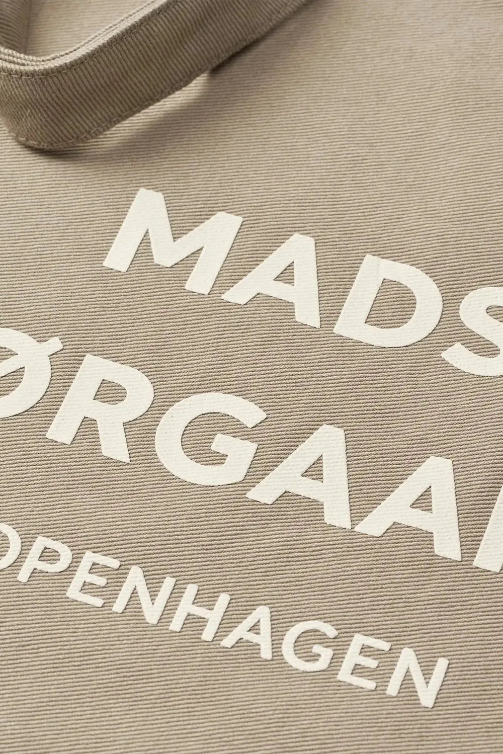 Beige Mads Nørgaard Recycled Boutique Athene Bag i 100% genanvendt bomuld med rummeligt hovedrum og lange hanke. 