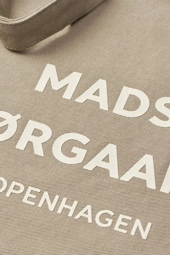 Beige Mads Nørgaard Recycled Boutique Athene Bag i 100% genanvendt bomuld med rummeligt hovedrum og lange hanke. 