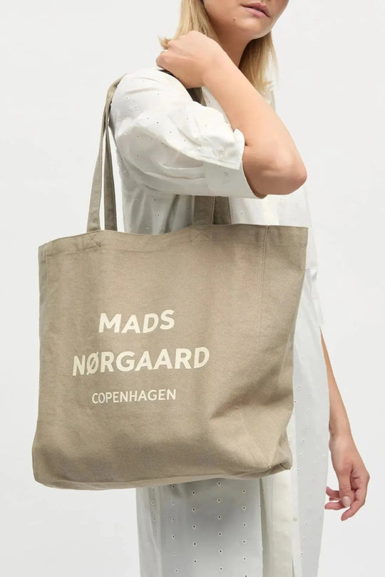 Beige Mads Nørgaard Recycled Boutique Athene Bag i 100% genanvendt bomuld med rummeligt hovedrum og lange hanke. 