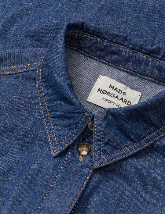 Mads Nørgaard Air Denim Crissy kjole – midi denimkjole i mid blue med knapper.