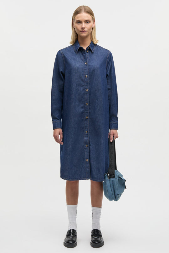 Mads Nørgaard Air Denim Crissy kjole – midi denimkjole i mid blue med knapper.