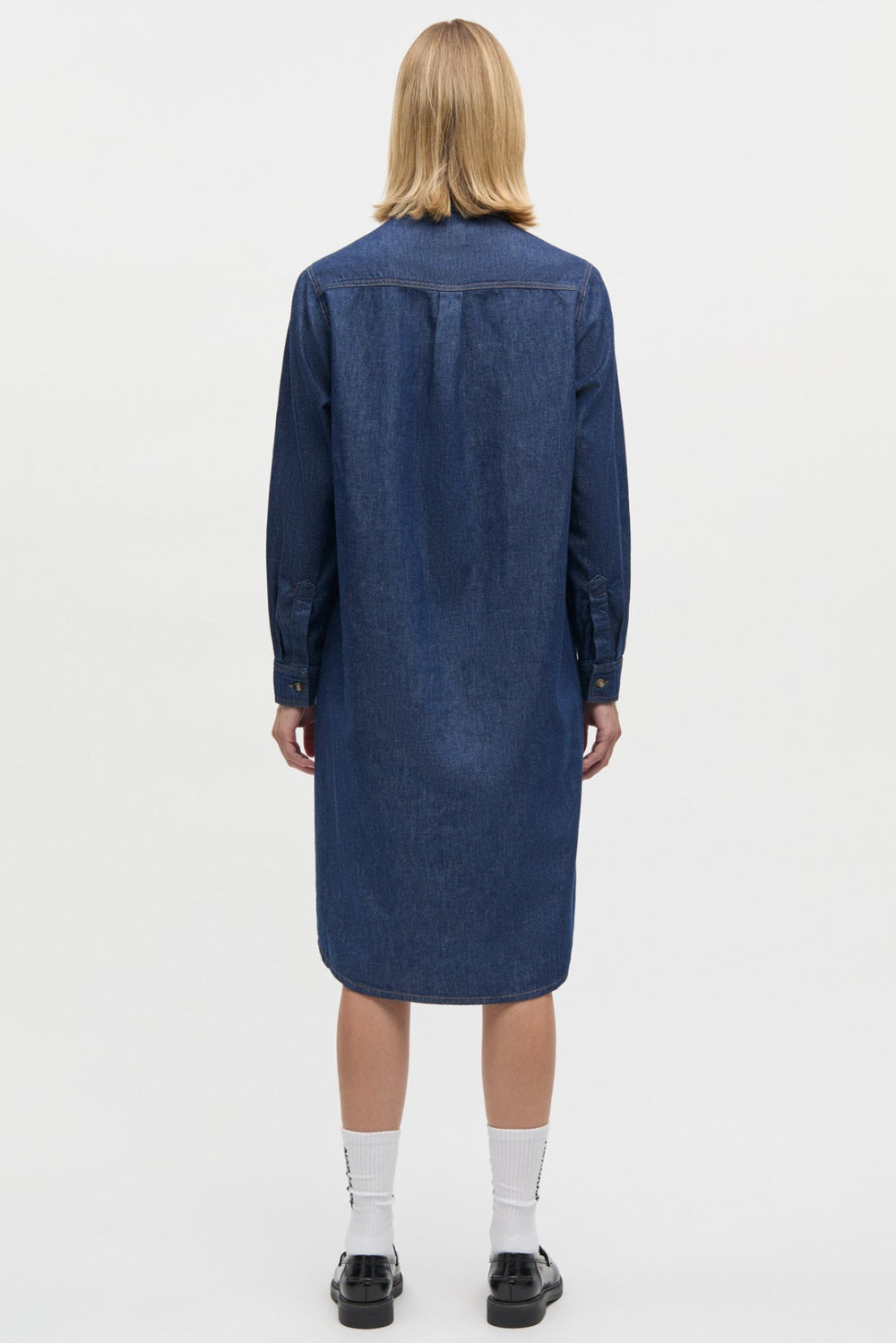 Mads Nørgaard Air Denim Crissy kjole – midi denimkjole i mid blue med knapper.