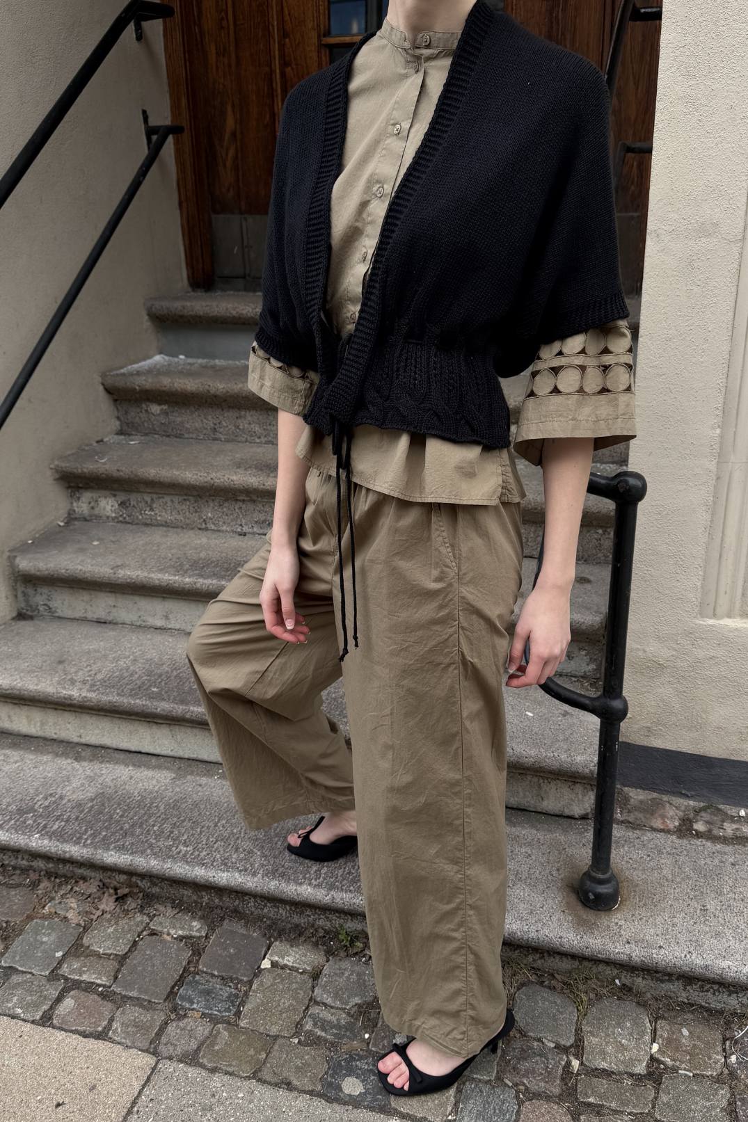Project AJ117 Vinnie cardigan i sort med hulmønster og bindebånd i taljen.