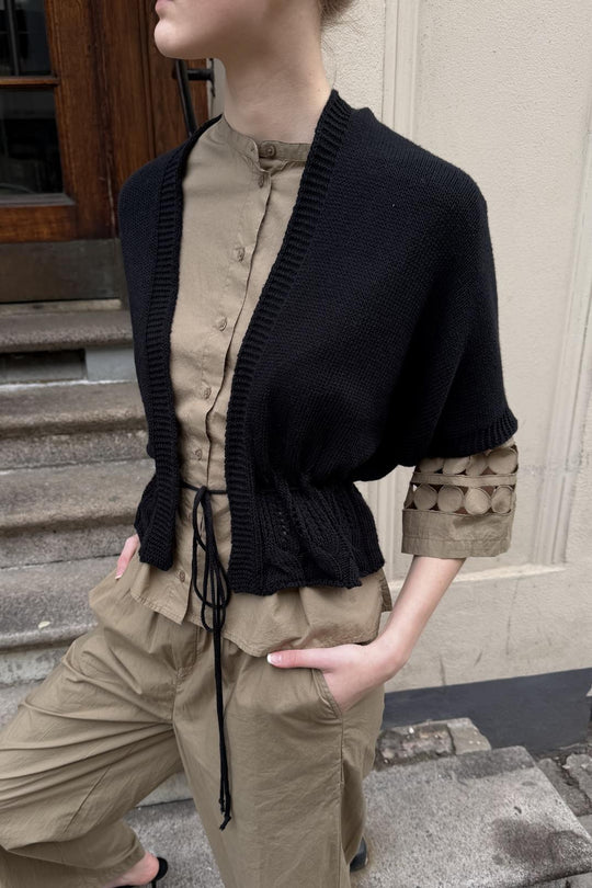 Project AJ117 Vinnie cardigan i sort med hulmønster og bindebånd i taljen.