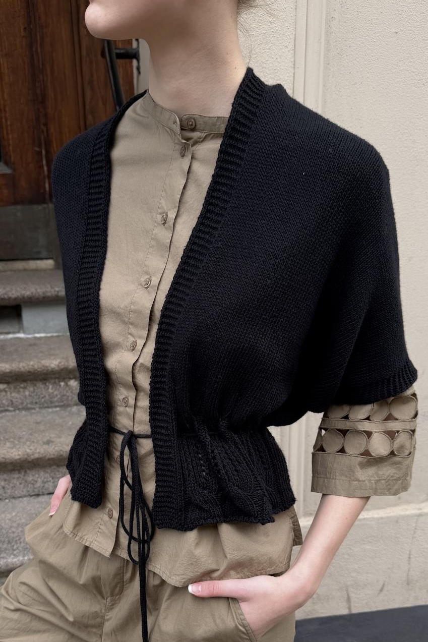 Project AJ117 Vinnie cardigan i sort med hulmønster og bindebånd i taljen.