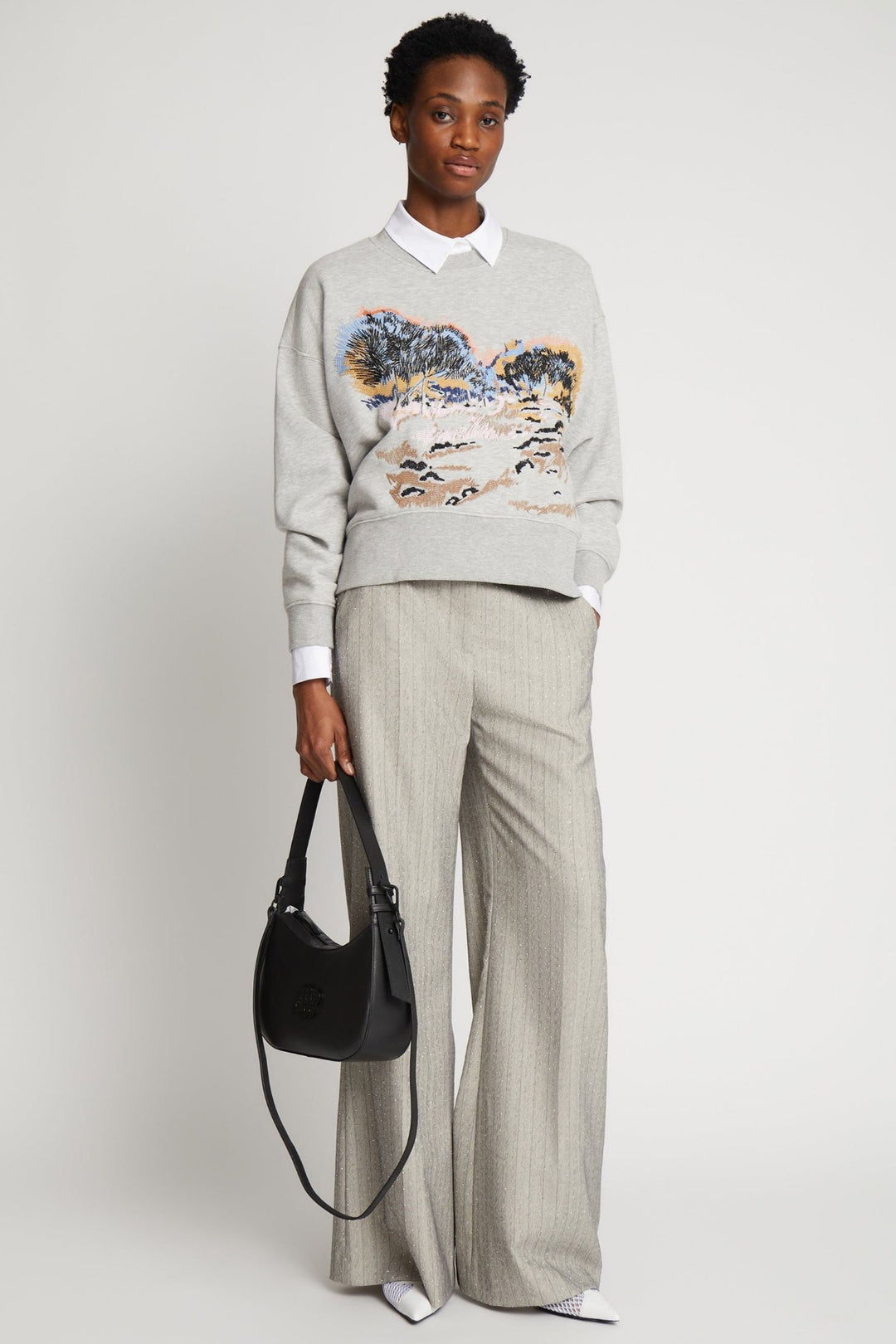 Munthe Sazzily Top Sweatshirt i Lys Grå - Blød Sweatshirt med Kunstbroderi