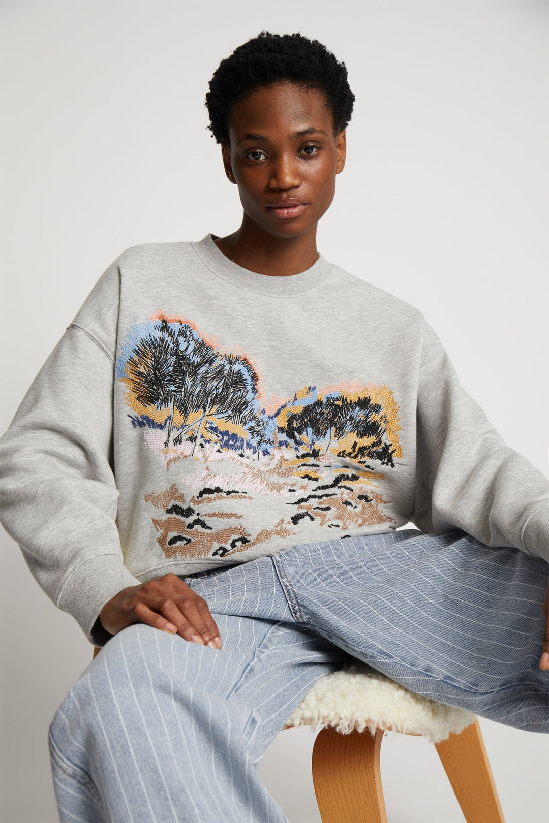 Munthe Sazzily Top Sweatshirt i Lys Grå - Blød Sweatshirt med Kunstbroderi