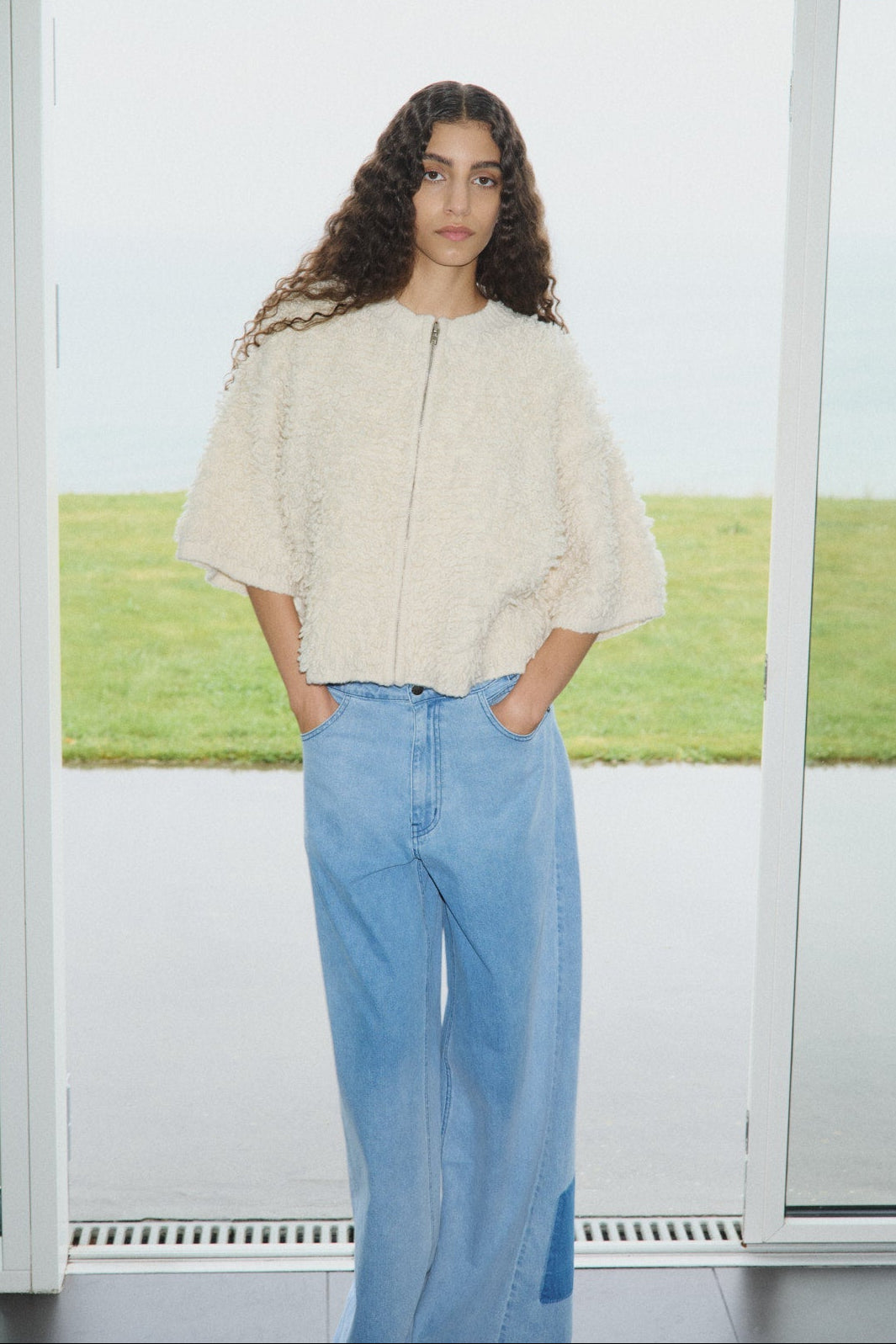 Rabens Saloner Alice Cardigan i off white – kort oversized lammeuldsstrik med lynlås og ribkanter.