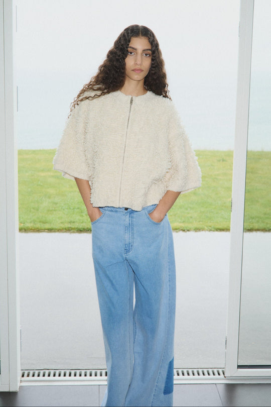 Rabens Saloner Alice Cardigan i off white – kort oversized lammeuldsstrik med lynlås og ribkanter.