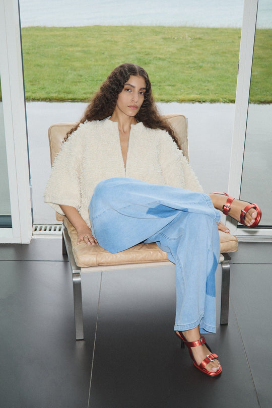 Rabens Saloner Alice Cardigan i off white – kort oversized lammeuldsstrik med lynlås og ribkanter.