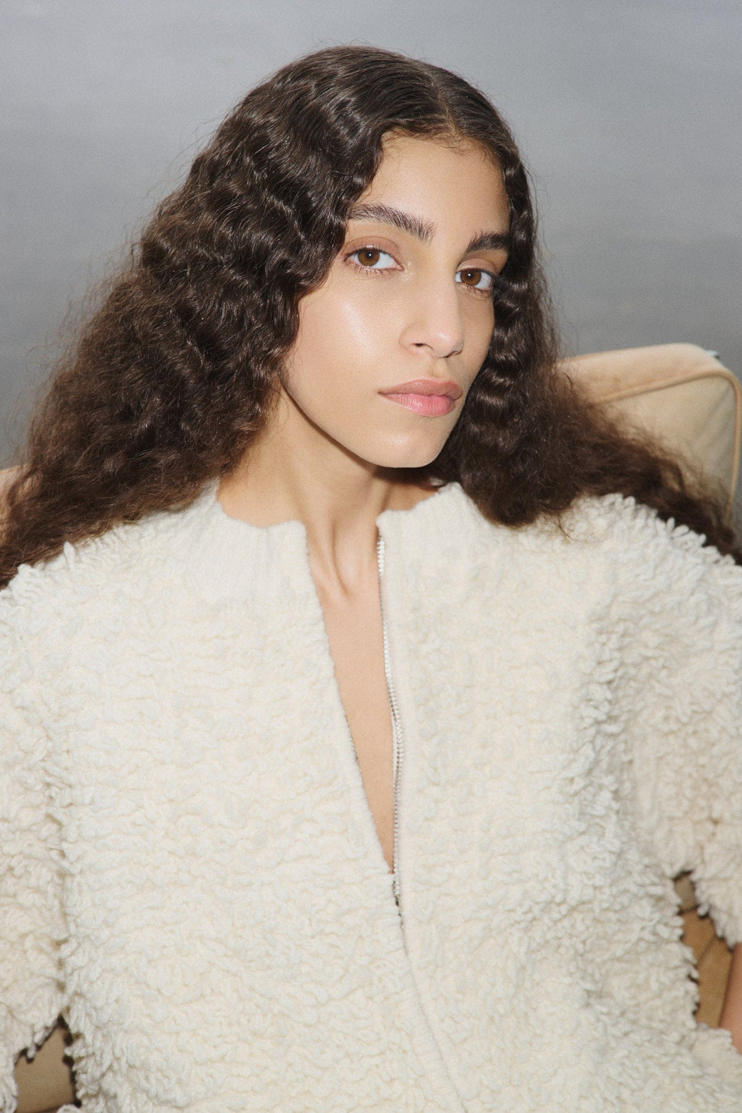 Rabens Saloner Alice Cardigan i off white – kort oversized lammeuldsstrik med lynlås og ribkanter.