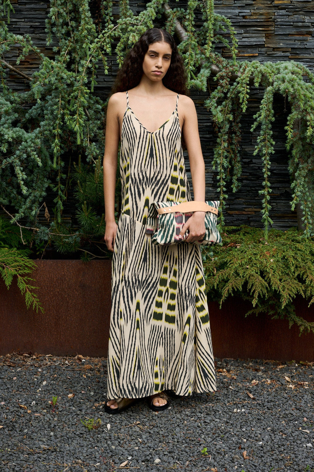 Rabens Saloner Annebeth Ikat V-Dress i citrus black dark beige – ankellang kjole med håndfarvet ikat-mønster og tynde stropper.