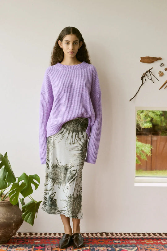 Rabens Saloner Elmi Sea Urchin Crop Bias Skirt i Grey Combo – håndfarvet lang nederdel i viskose med bias-snit og elastisk talje.