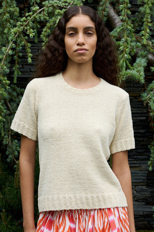 Rabens Saloner Elka Towelling Knit T-shirt i sand med rund hals, korte ærmer og blød frottéstruktur.