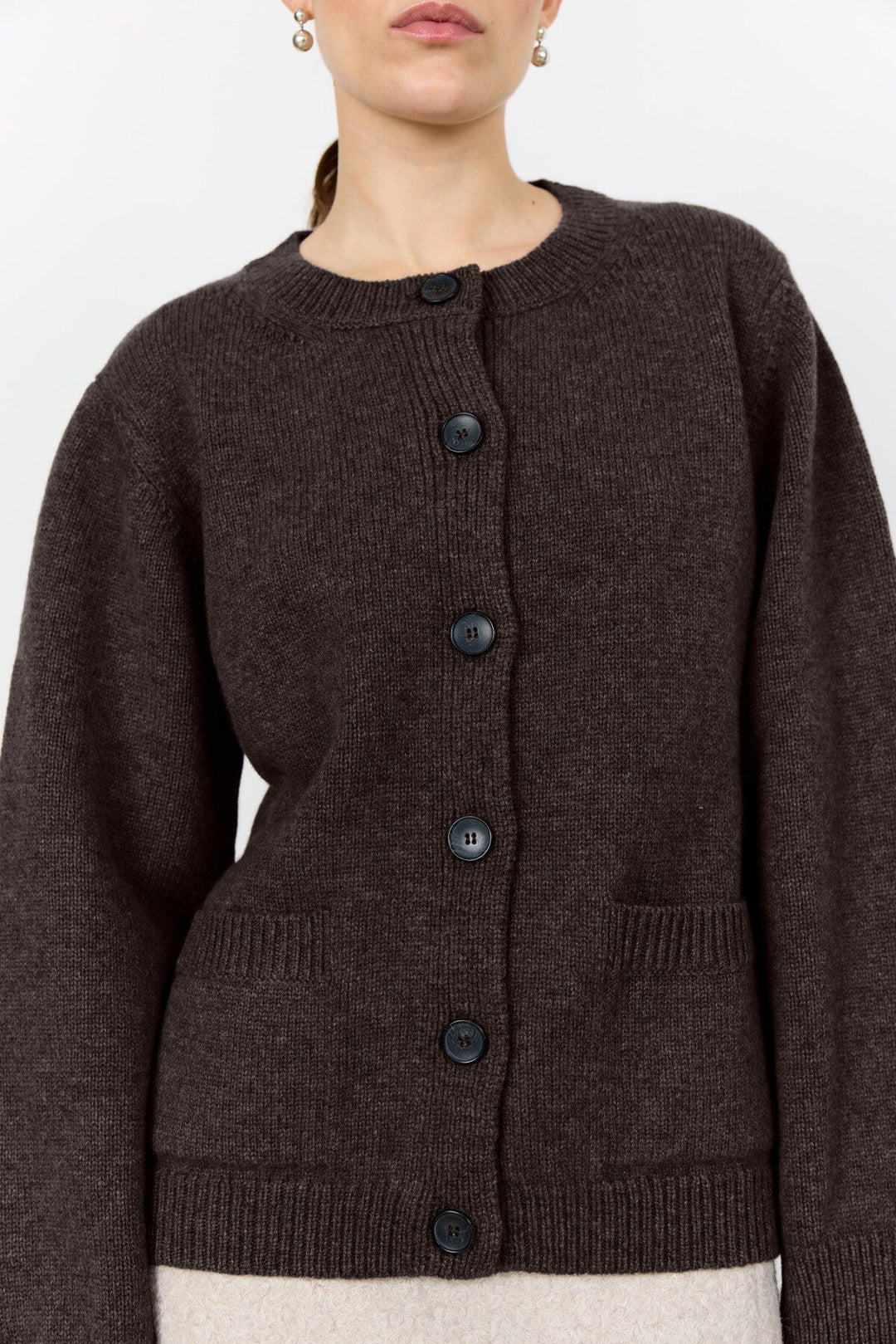 Levete Room LR-Perle 9 Cardigan i Dark Brown, strikket i merinould og cashmere med rund hals og knaplukning.