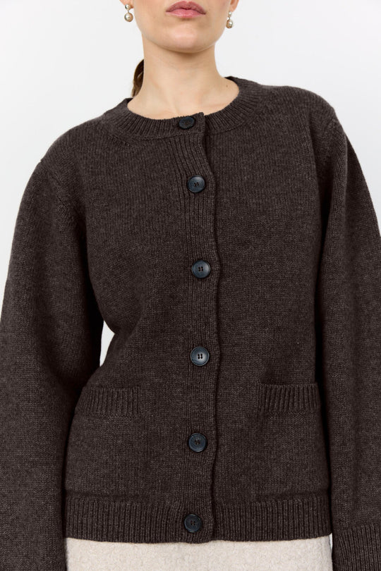 Levete Room LR-Perle 9 Cardigan i Dark Brown, strikket i merinould og cashmere med rund hals og knaplukning.