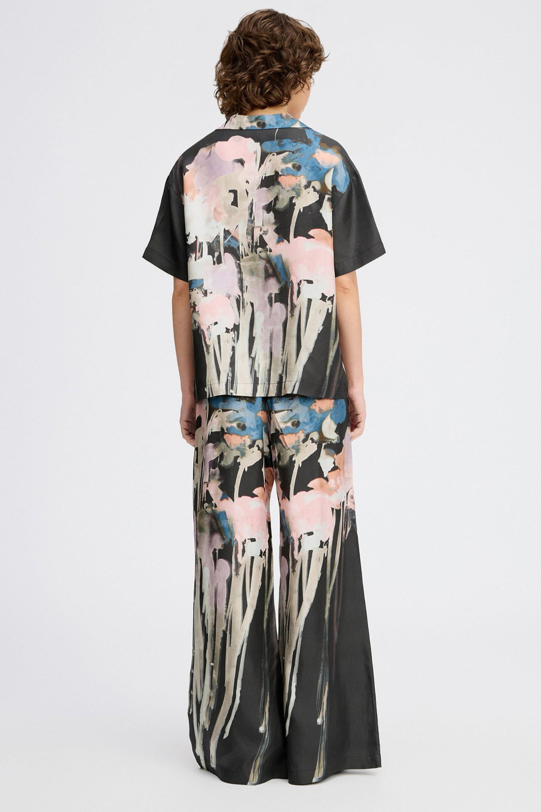 Smuk silkebluse fra Munthe med kunstnerisk print, korte ærmer og elegant krave. Hver top er unik.