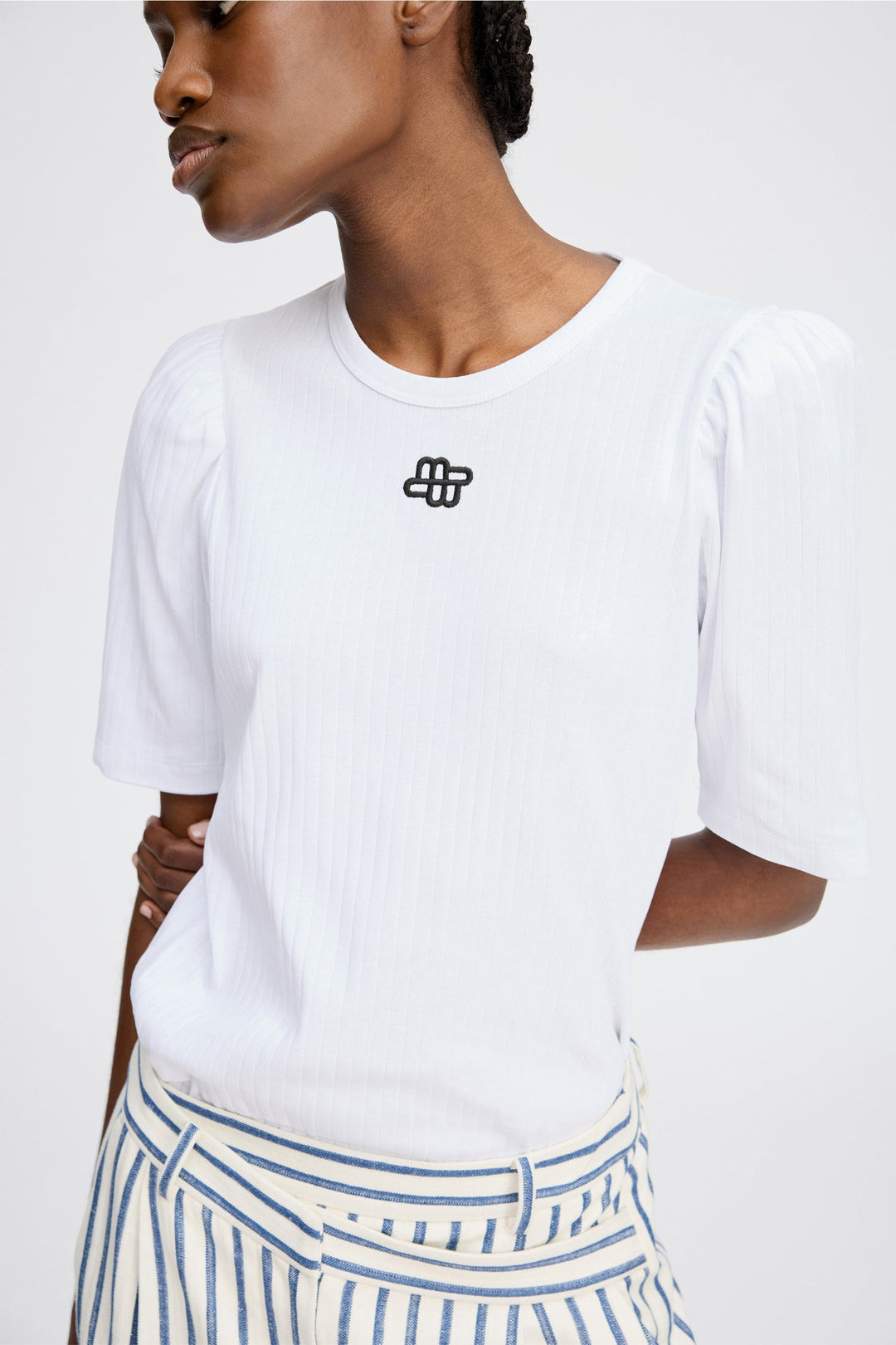 Munthe Parsa T-shirt i hvid, lavet af økologisk bomuld med broderet logo og pufærmer.

